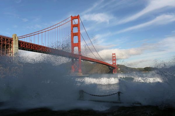 Waves crash against a sea wall in San Francisco Bay beneath the Golden Gate Bridge in San Francisco - Sputnik International