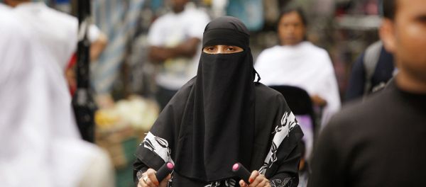 A women shops in Whitechapel, East London, she is wearing a berka / burqa. A women shops in Whitechapel, East London, she is wearing a berka / burqa. - Sputnik International