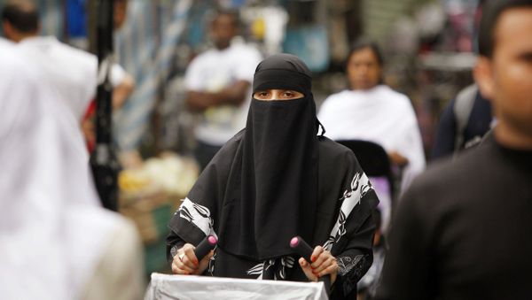 A women shops in Whitechapel, East London, she is wearing a berka / burqa. A women shops in Whitechapel, East London, she is wearing a berka / burqa. - Sputnik International