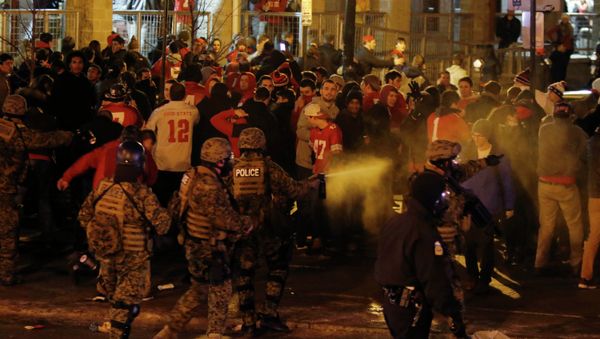 Police officers try to disperse the crowd of Ohio State fans - Sputnik International