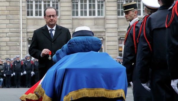 French President Francois Hollande holds a medal in front of the coffin of late police officer Clarissa Jean-Philippe during a national tribute at the Paris Prefecture for the three police officers killed during last week's attacks by Islamic militants, January 13, 2015. French President Francois Hollande holds a medal in front of the coffin of late police officer Clarissa Jean-Philippe during a national tribute at the Paris Prefecture for the three police officers killed during last week's attacks by Islamic militants, January 13, 2015. - Sputnik International