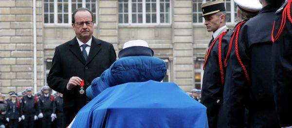 French President Francois Hollande holds a medal in front of the coffin of late police officer Clarissa Jean-Philippe during a national tribute at the Paris Prefecture for the three police officers killed during last week's attacks by Islamic militants, January 13, 2015. French President Francois Hollande holds a medal in front of the coffin of late police officer Clarissa Jean-Philippe during a national tribute at the Paris Prefecture for the three police officers killed during last week's attacks by Islamic militants, January 13, 2015. - Sputnik International