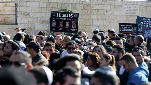 A mourner holds a placard with pictures of the victims of an attack on a Paris grocery on Friday, during their joint funeral in Jerusalem January 13, 2015. - Sputnik International