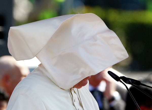 Pope Francis and His Flyaway Vestments Pope Francis and His Flyaway Vestments - Sputnik International