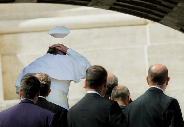 Pope Francis and His Flyaway Vestments Pope Francis and His Flyaway Vestments - Sputnik International