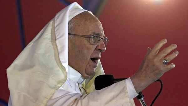 The wind blows Pope Francis's mantle as he speaks at Copacabana beach in Rio de Janeiro, Brazil during the World Youth Day - Sputnik International
