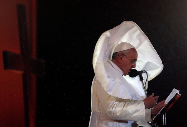 Pope Francis and His Flyaway Vestments Pope Francis and His Flyaway Vestments - Sputnik International