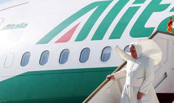 Pope Francis and His Flyaway Vestments Pope Francis and His Flyaway Vestments - Sputnik International