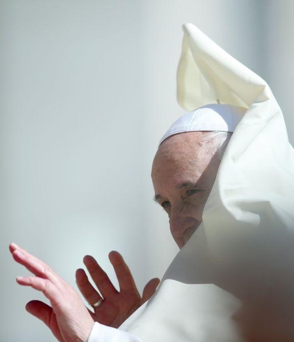 Pope Francis and His Flyaway Vestments Pope Francis and His Flyaway Vestments - Sputnik International