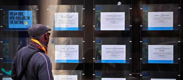A man looks at job adverts in the window of a job recruitment centre in central London, on January 22, 2014 A man looks at job adverts in the window of a job recruitment centre in central London, on January 22, 2014 - Sputnik International