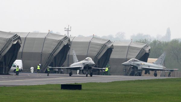Skydivers Nearly Collide With US Fighter Jets Near RAF's Lakenheath - Reports Skydivers Nearly Collide With US Fighter Jets Near RAF's Lakenheath - Reports - Sputnik International