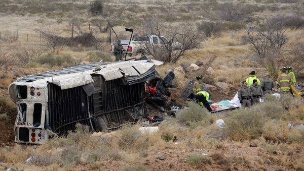 Officials investigate the scene of a prison transport bus crash in Penwell, Texas, Wednesday, Jan. 14, 2015 - Sputnik International