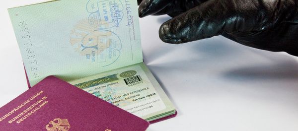 Gloved thief trying to steal a passport - Sputnik International