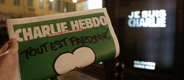 Charlie Hebdo newspaper is displayed next a newsstand with a poster reading  I am Charlie in Nice southeastern France - Sputnik International