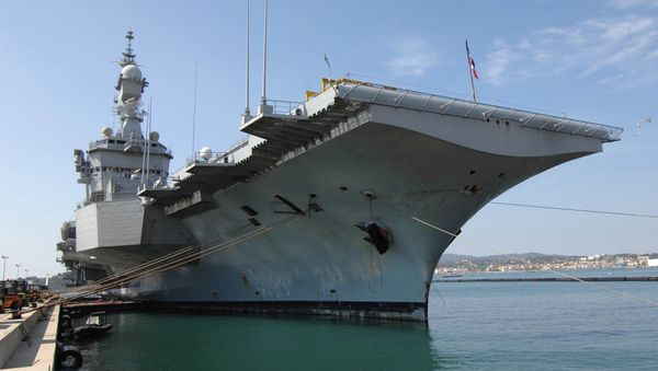 French aircraft carrier Charles-de-Gaulle sets sail from the southern French port of Toulon on January 13, 2015 before taking part in military operations in the Gulf - Sputnik International