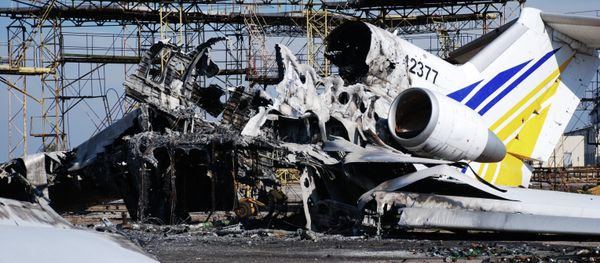 A burned plane at Donetsk airport - Sputnik International