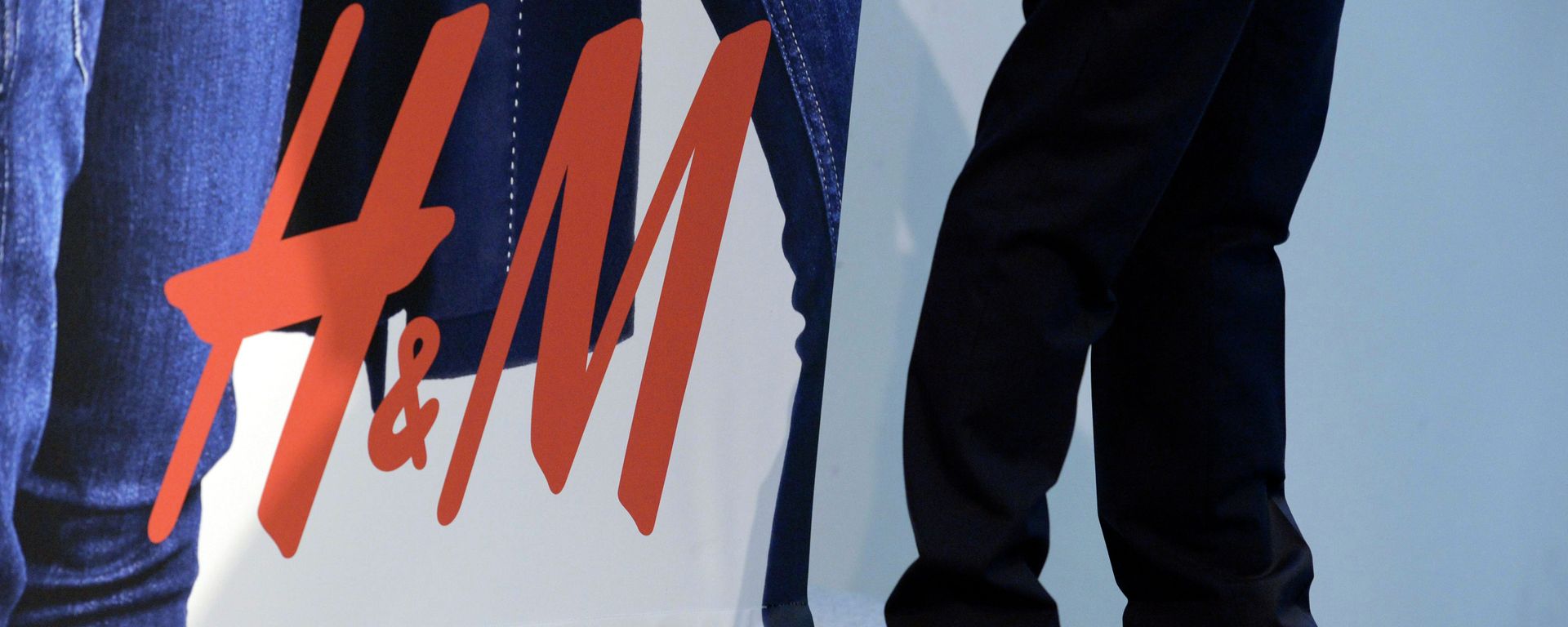 The logo of Swedish fashion retailer Hennes and Mauritz (H&M) is seen during a presentation of the company's interim report for the third quarter during a news conference in Stockholm on September 25, 2014 The logo of Swedish fashion retailer Hennes and Mauritz (H&M) is seen during a presentation of the company's interim report for the third quarter during a news conference in Stockholm on September 25, 2014 - Sputnik International, 1920, 29.09.2022