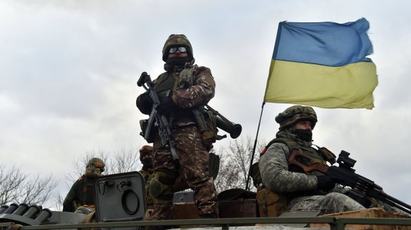 Ukrainian soldiers ride on a armored personnel vehicle outside the eastern Ukrainian city of Debaltseve Ukrainian soldiers ride on a armored personnel vehicle outside the eastern Ukrainian city of Debaltseve - Sputnik International