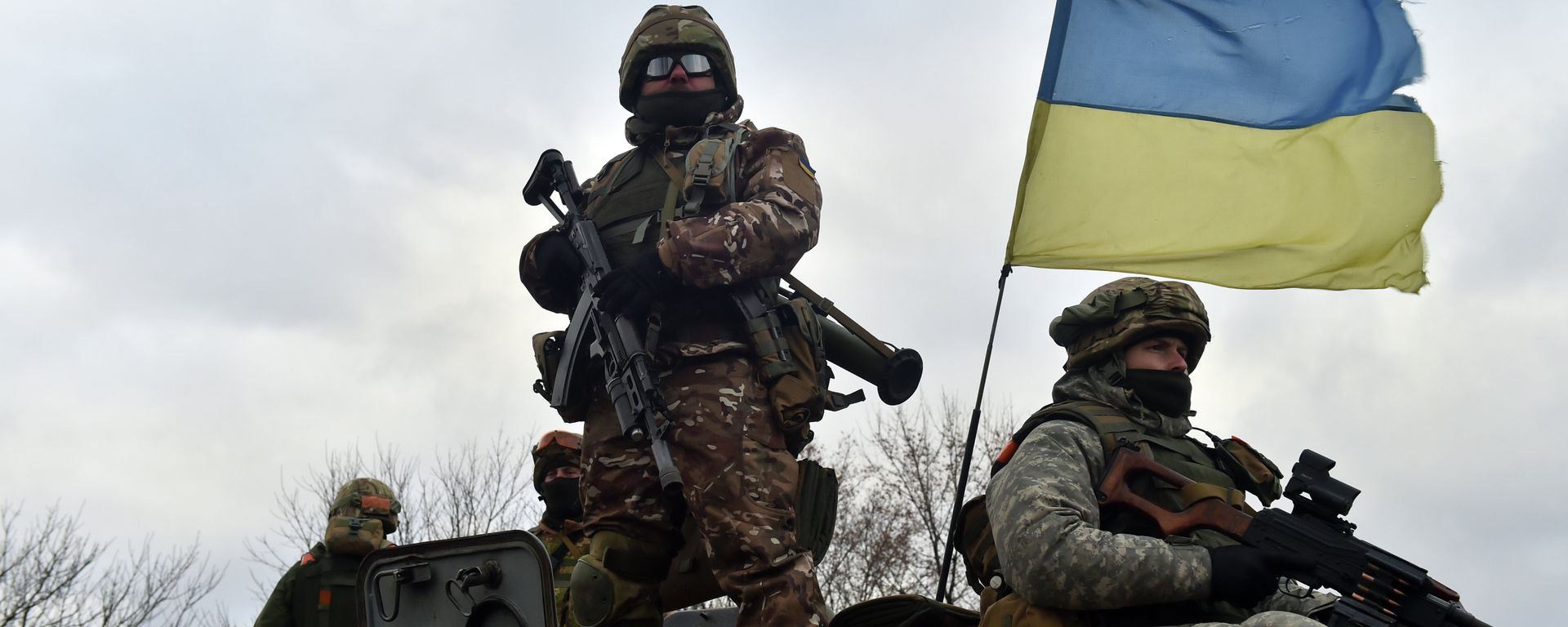 Ukrainian soldiers ride on a armored personnel vehicle outside the eastern Ukrainian city of Debaltseve - Sputnik International, 1920, 08.03.2023
