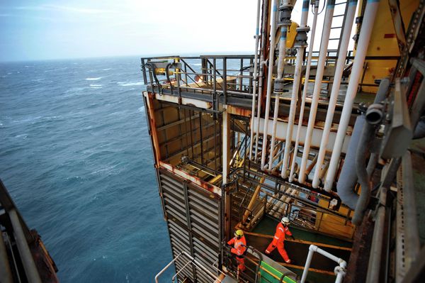 A picture shows employees working on the BP ETAP (Eastern Trough Area Project) oil platform in the North Sea, around 100 miles east of Aberdeen, Scotland on February 24, 2014 - Sputnik International