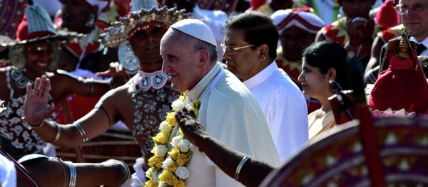 Pope Francis (centre L) walks alongside new Sri Lankan President Maithripala Sirisena (centre R) during a welcoming ceremony at Bandaranaike International Airport Pope Francis (centre L) walks alongside new Sri Lankan President Maithripala Sirisena (centre R) during a welcoming ceremony at Bandaranaike International Airport - Sputnik International