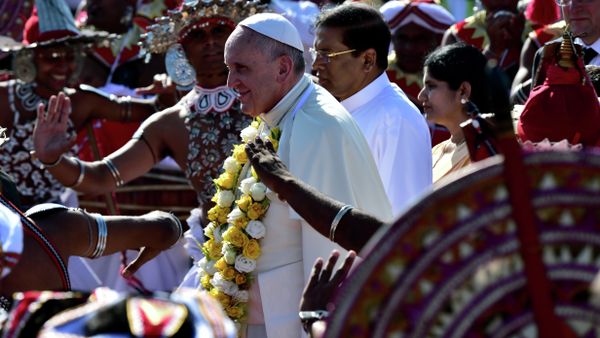 Pope Francis (centre L) walks alongside new Sri Lankan President Maithripala Sirisena (centre R) during a welcoming ceremony at Bandaranaike International Airport Pope Francis (centre L) walks alongside new Sri Lankan President Maithripala Sirisena (centre R) during a welcoming ceremony at Bandaranaike International Airport - Sputnik International