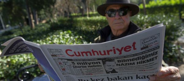 A man reads Cumhuriyet, the leading pro-secular Turkish newspaper A man reads Cumhuriyet, the leading pro-secular Turkish newspaper - Sputnik International