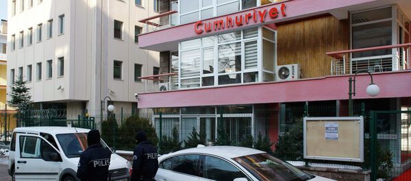 Riot police officers stand guard outside of the offices of daily newspaper Cumhuriyet in Ankara January 14, 2015 Riot police officers stand guard outside of the offices of daily newspaper Cumhuriyet in Ankara January 14, 2015 - Sputnik International