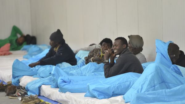 Migrants bed down for the night at a warehouse in Calais, northern France Migrants bed down for the night at a warehouse in Calais, northern France - Sputnik International