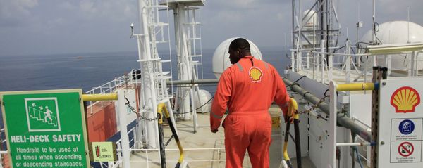 An unidentified Shell worker aboard the Bonga offshore oil vessel off the coast of Nigeria, Monday, Dec. 26, 2011 - Sputnik International