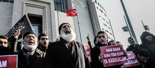 Turkish Muslims chant slogans in front of Istanbul courthouse during a protest against the publication by Turkish daily newspaper Cumhuriyet of a a four page pull-out containing cartoons and articles translated into Turkish from the historic Charlie Hebdo issue, on January 15, 2015, in Istanbul Turkish Muslims chant slogans in front of Istanbul courthouse during a protest against the publication by Turkish daily newspaper Cumhuriyet of a a four page pull-out containing cartoons and articles translated into Turkish from the historic Charlie Hebdo issue, on January 15, 2015, in Istanbul - Sputnik International