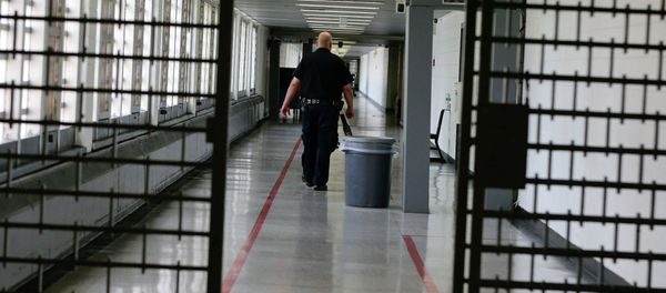 A Rikers Island juvenile detention facility officer walks down a hallway of the jail, - Sputnik International