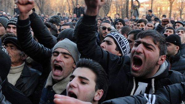 Armenian protesters shout slogans in front of the prosecutor's office in Gyumri as they demand Russian soldier Valery Permyakov accused of murdering a family of six be delivered to Armenian justice authorities for trial - Sputnik International