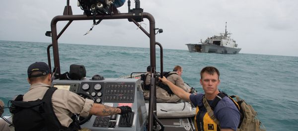 Sailors from the US Navy's USS Fort Worth searching in the Java Sea for AirAsia Flight QZ8501 make preparations to launch a Tow Fish side scan sonar system from the ship's 11-m rigid hull inflatable boat in a photo released by the US Navy January 4, 2015 - Sputnik International