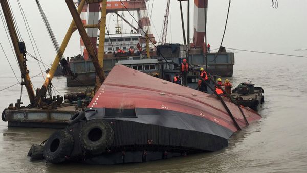 Rescue workers are seen at the site after a tug boat sank in the Yangtze River, near Jingjiang, Jiangsu province - Sputnik International