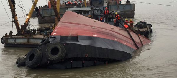 Rescue workers are seen at the site after a tug boat sank in the Yangtze River, near Jingjiang, Jiangsu province Rescue workers are seen at the site after a tug boat sank in the Yangtze River, near Jingjiang, Jiangsu province - Sputnik International