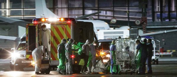 An Ebola patient is transferred on to a Hercules transport plane at Glasgow Airport in Scotland - Sputnik International