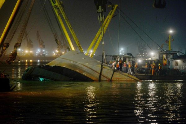 A sunken tug boat is being hoisted out of the water in the Yangtze River near Jingjiang city A sunken tug boat is being hoisted out of the water in the Yangtze River near Jingjiang city - Sputnik International