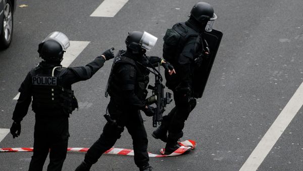 Members of the French national police intervention group (BRI) prepare to carry out searches in the vicinity of where a female police officer was shot dead in Montrouge, a southern suburb of Paris on January 8, 2015, a day after Islamist gunmen stormed the office of satirical magazine Charlie Hebdo, Members of the French national police intervention group (BRI) prepare to carry out searches in the vicinity of where a female police officer was shot dead in Montrouge, a southern suburb of Paris on January 8, 2015, a day after Islamist gunmen stormed the office of satirical magazine Charlie Hebdo, - Sputnik International