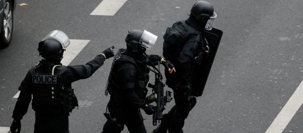 Members of the French national police intervention group (BRI) prepare to carry out searches in the vicinity of where a female police officer was shot dead in Montrouge, a southern suburb of Paris on January 8, 2015, a day after Islamist gunmen stormed the office of satirical magazine Charlie Hebdo, - Sputnik International