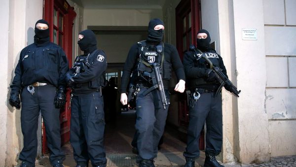 German special police units stand in front of an entrance of an apartment building in the Wedding district in Berlin January 16, 2015 German special police units stand in front of an entrance of an apartment building in the Wedding district in Berlin January 16, 2015 - Sputnik International