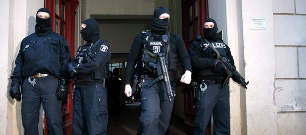 German special police units stand in front of an entrance of an apartment building in the Wedding district in Berlin January 16, 2015 - Sputnik International