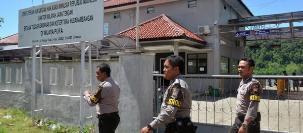 Indonesian police patrol maximum security prison Nusa Kambangan in Cilacap, Central Java province, on January 16, 2015 prior to the scheduled execution of drug convicts on January 18 - Sputnik International