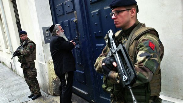 French soldiers secure the access to a Jewish school, in Paris French soldiers secure the access to a Jewish school, in Paris - Sputnik International