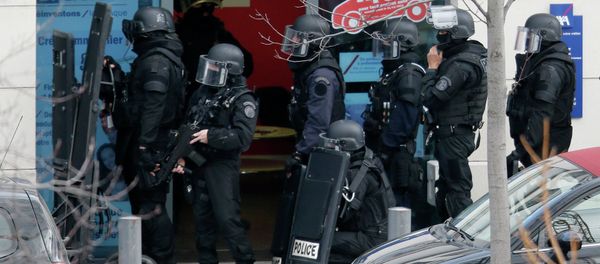 Members of special French RAID forces secure the area next to the post office in Colombes outside Paris, were an armed gunman is holding hostages January 16, 2015 Members of special French RAID forces secure the area next to the post office in Colombes outside Paris, were an armed gunman is holding hostages January 16, 2015 - Sputnik International