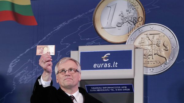 Lithuania's Minister of Finance Rimantas Sadzius holds a euro banknote during an event celebrating Lithuania's joining the euro zone in Vilnius January 1, 2015 - Sputnik International