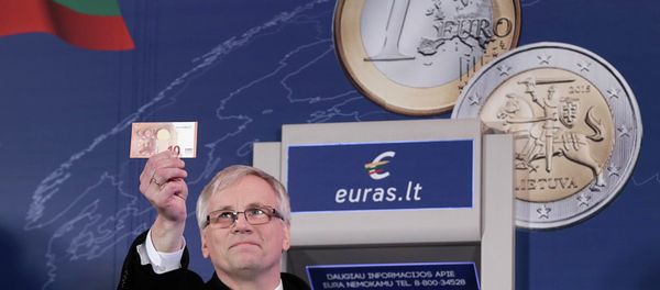 Lithuania's Minister of Finance Rimantas Sadzius holds a euro banknote during an event celebrating Lithuania's joining the euro zone in Vilnius January 1, 2015 Lithuania's Minister of Finance Rimantas Sadzius holds a euro banknote during an event celebrating Lithuania's joining the euro zone in Vilnius January 1, 2015 - Sputnik International
