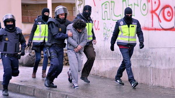 Policemen arrest a suspect of belonging to a jihadist cell in the Spanish city of Melilla on March 14, 2014 - Sputnik International