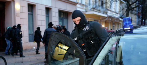 A German special police member enters his vehicle after the raid of an apartment building in the Wedding district in Berlin January 16, 2015 - Sputnik International