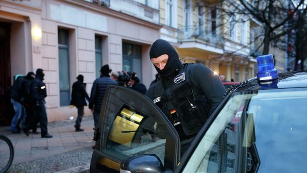 A German special police member enters his vehicle after the raid of an apartment building in the Wedding district in Berlin January 16, 2015 - Sputnik International